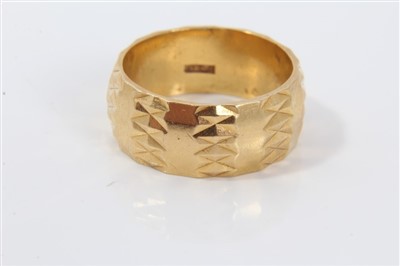 Lot 3211 - Yellow metal wedding ring, stamped 18ct, with geometric decoration. Ring size N-O