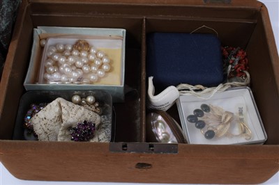 Lot 3236 - Selection of vintage costume jewellery, jewellery box and bijouterie