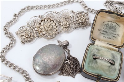 Lot 3227 - Group of antique and later jewellery to include a Victorian silver pocket watch, Victorian white metal long chain, various silver brooches and other jewellery