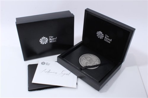 Lot 14 - G.B. The Royal Mint Arthurian Legend Masterpiece silver Eight-Ounce comm. medallion limited edition 2012 - in case of issue with Certificate of Authenticity (1 medallion)