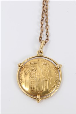 Lot 3219 - Gold Byzantine coin in gold (18ct) pendant mount on chain