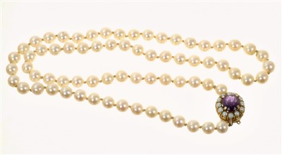 Lot 703 - Cultured pearl necklace with gold clasp set with amethyst