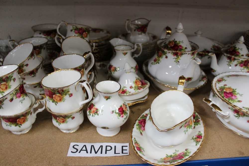 Lot 2118 - Royal Albert Old Country Roses tea and dinner service (90 pieces)
