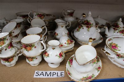 Lot 2118 - Royal Albert Old Country Roses tea and dinner service (90 pieces)