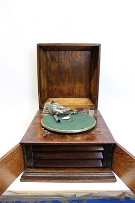 Lot 3538 - Early 20th century table-top gramophone in an oak case with front-opening speaker doors, together with winding key and quantity of needles