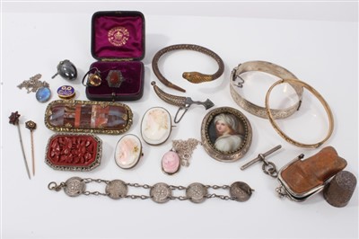 Lot 3201 - Group antique and later jewellery including a Victorian agate panel brooch, cameos, silver bangle with engraved scroll decoration and two Victorian stick pins