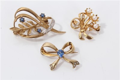 Lot 3203 - Three gold (9ct) brooches