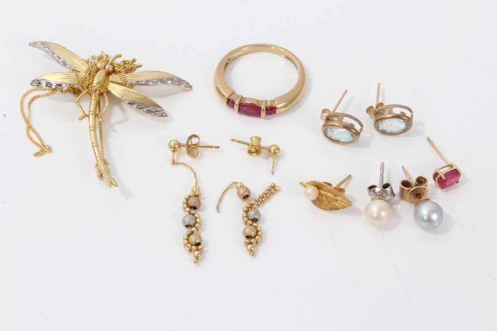 Lot 3204 - Gold (9ct) dragonfly brooch,  gold (9ct) red stone ring, gold (9ct) chain and various earrings