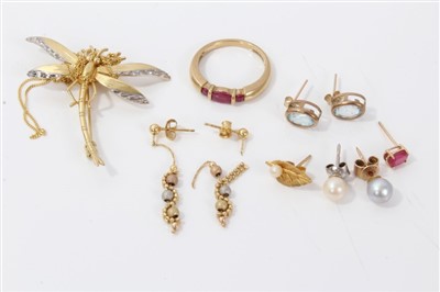 Lot 3204 - Gold (9ct) dragonfly brooch,  gold (9ct) red stone ring, gold (9ct) chain and various earrings