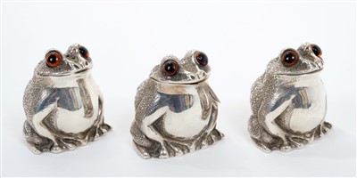 Lot 361 - Contemporary silver novelty three piece condiment set, realistically modelled as frogs, London 1967