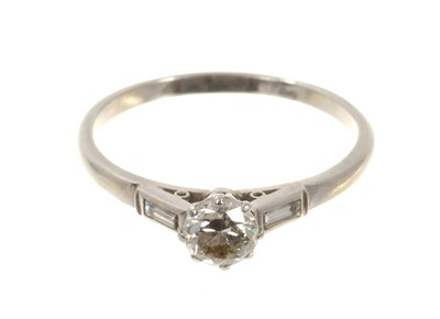 Lot 654 - Art Deco diamond single stone ring