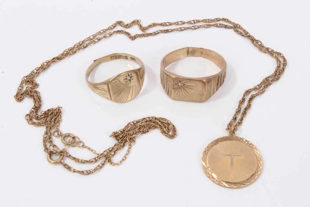 Lot 3230 - Two gold (9ct) gentlemen's signet rings together with a gold (9ct) cross disc pendant on chain
