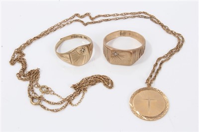 Lot 3230 - Two gold (9ct) gentlemen's signet rings together with a gold (9ct) cross disc pendant on chain