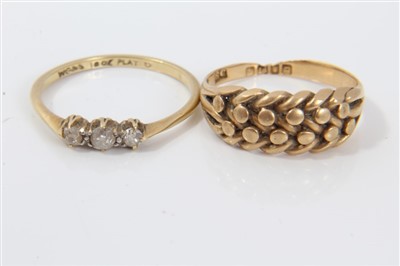Lot 3232 - Gold (18ct) knot ring together with a gold (18ct) three stone ring