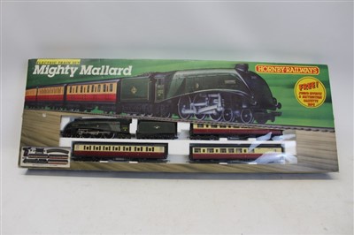 Lot 2817 - Railway – Hornby 00 gauge Mighty Mallard R542, plus Lima The Burma Star Set, both boxed (2)