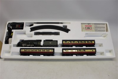 Lot 2817 - Railway – Hornby 00 gauge Mighty Mallard R542, plus Lima The Burma Star Set, both boxed (2)