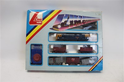 Lot 2817 - Railway – Hornby 00 gauge Mighty Mallard R542, plus Lima The Burma Star Set, both boxed (2)