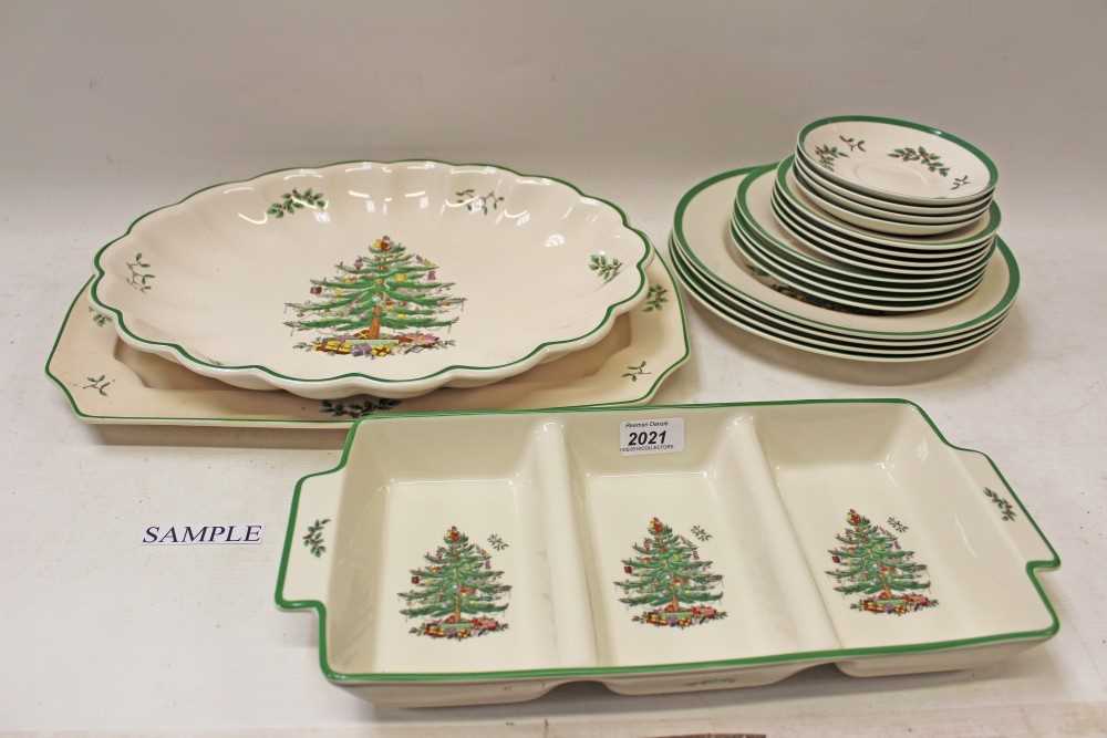 Lot 2021 - Spode Christmas Tree pattern tea and dinner service (36 pieces)