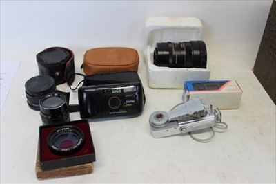 Lot 3613 - Photographic items including Vivitar Opus 20 camera, various interchangeable lenses, flash bulbs and sundries