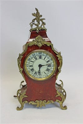 Lot 3503 - 20th century mantel clock with timepiece movement and cylinder escapement, white enamel dial with Roman numerals and outer minute scale in a waisted veneered case with red lacquer front panel and g...