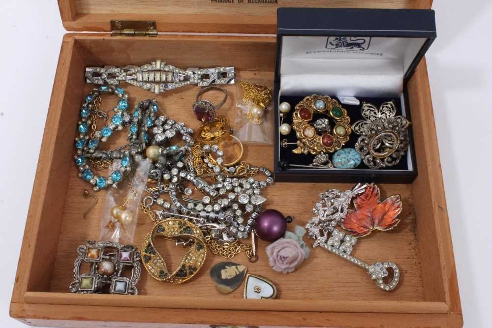 Lot 3260 Vintage costume jewellery