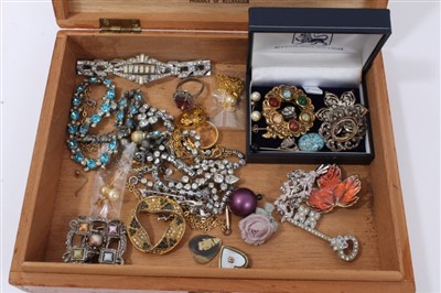 Lot 3260 - Vintage costume jewellery