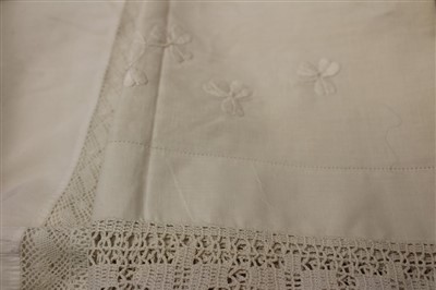 Lot 3085 - Quantity of vintage table linens.