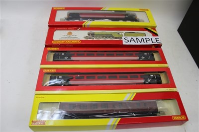 Lot 2879 - Railway Hornby 00 gauge LNER Class A3 4-6-2 Flying Scotsman R845, Virgin Railways Class 47 R2677, both boxed, plus a selection of boxed carriages and wagons, accessories and trackside models