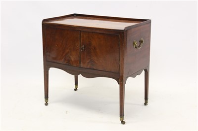 Lot 1637 - Georgian mahogany night table