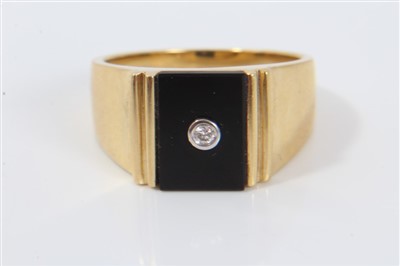 Lot 3299 - Gentlemen’s gold (18ct) black onyx and diamond signet ring, size T