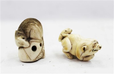 Lot 3714 - 19th Century carved ivory netsuke