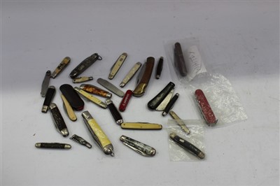 Lot 3696 - Collection of approximately twenty-eight vintage penknives and other knives