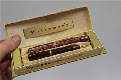 Lot 3705 - Late 1940s / early 1950s Waterman 512V ladies’ mottled purple pen and pencil set, with directions and original guarantee in original case, together with an empty Waterman’s case (2)