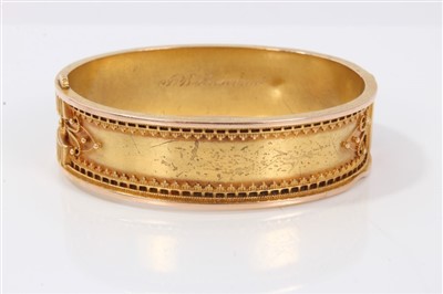 Lot 3315 - Victorian yellow metal hinged bangle