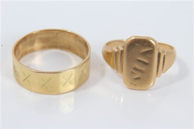 Lot 3346 - Art Deco 18ct gold signet ring  together with an 18ct gold wedding ring