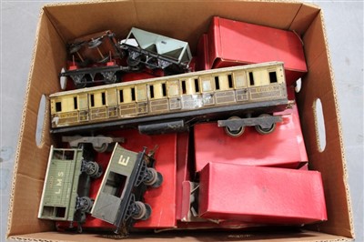 Lot 2902 - Railway – ‘0’ gauge selection of boxed and unboxed items – including locomotives, carriages, etc