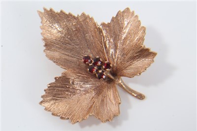 Lot 3412 - 9ct gold and garnet leaf brooch