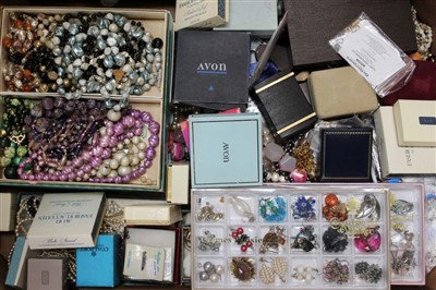 Lot 3427 - Quantity costume jewellery and bijouterie (1 box)