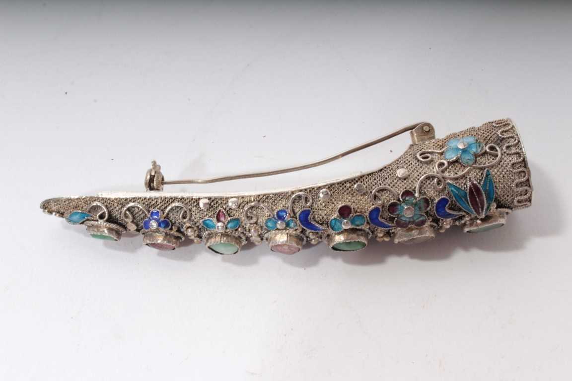 Lot 482 - Chinese white metal and enamelled nail guard