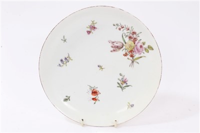 Lot 298 - 18th century Chelsea red anchor period plate with polychrome painted flower sprays, 20.5cm