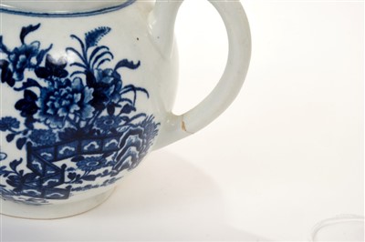 Lot 185 - 18th century Worcester blue and white ‘fence’ pattern teapot and cover, 18.5cm and sauce boat