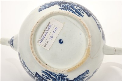 Lot 185 - 18th century Worcester blue and white ‘fence’ pattern teapot and cover, 18.5cm and sauce boat