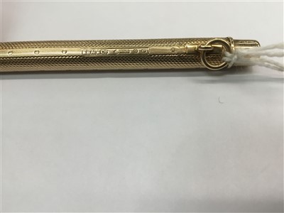 Lot 689 - Sampson Mordan 9ct gold propelling pencil with engine-turned decoration