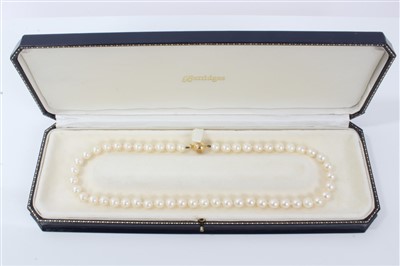 Lot 594 - Cultured pearl necklace with a single string of cultured pearls measuring approximately 7.5