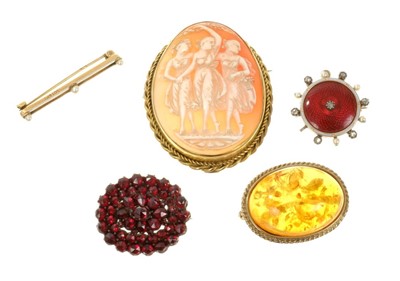 Lot 691 - Five assorted brooches