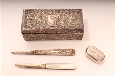 Lot 429 - Georgian silver vinaigrette, silver stamp box and two pen knives