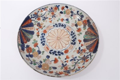 Lot 219 - Early 18th century Chinese Imari charger with mon and floral decoration, 31cm