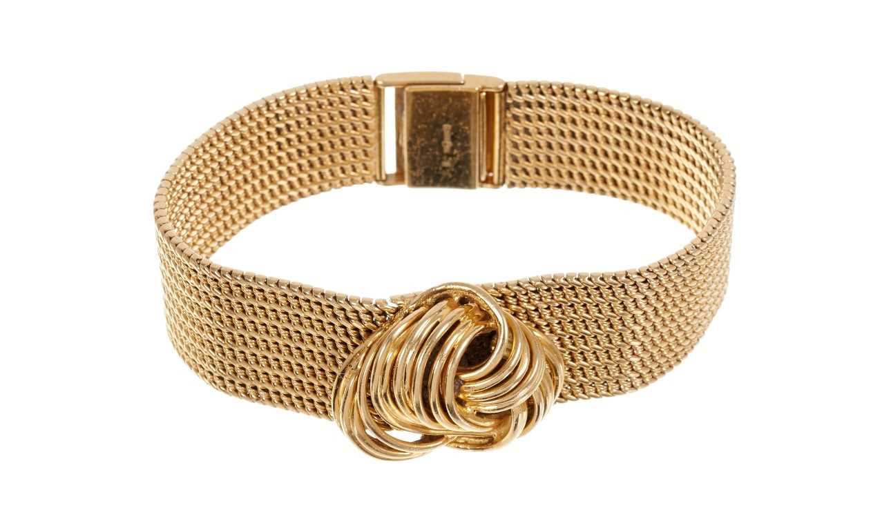 Lot 577 - 18ct gold bracelet