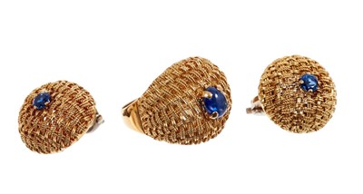 Lot 578 - 18ct gold and sapphire cocktail ring and earrings