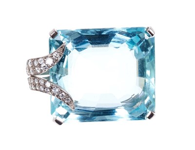 Lot 579 - Aquamarine and diamond pendant